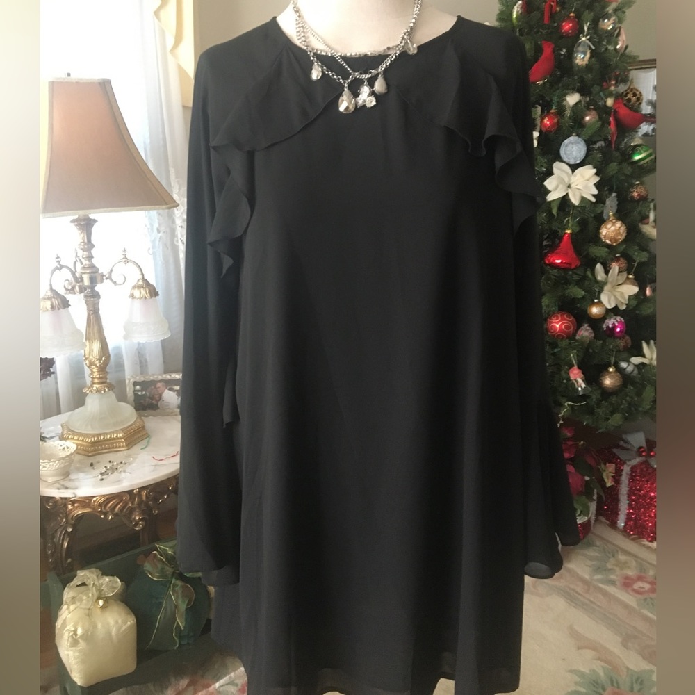 Umgee NWT black bell sleeve tunic with shoulder ruffle size M. C648-5/19/26